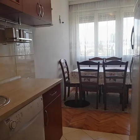 Nina Apartman アパート ポドゴリツァ